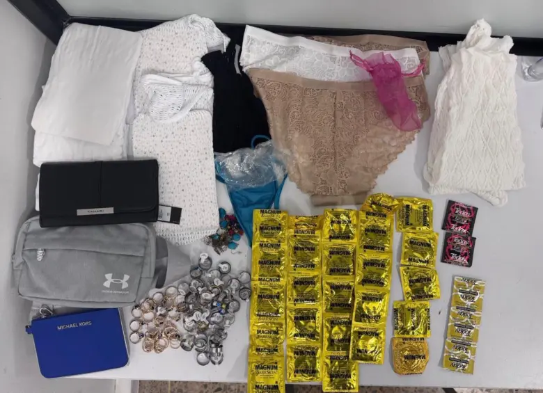 Estos son algunos de los elementos que le encontraron al estadounidense que deportaron del aeropuerto José María Córdova, de Rionegro. FOTO: CORTESÍA ALCALDÍA DE MEDELLÍN