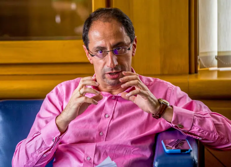 A través de sus redes sociales, el candidato presidencial Abelardo de La Espriella anunció este martes quién será su fórmula vicepresidencial. Se trata del economista y exministro José Manuel Restrepo. FOTO: Julio Herrera