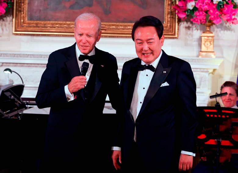 El presidente de Estados Unidos, Joe Biden y Yoon Suk Yeo. FOTO GETTY