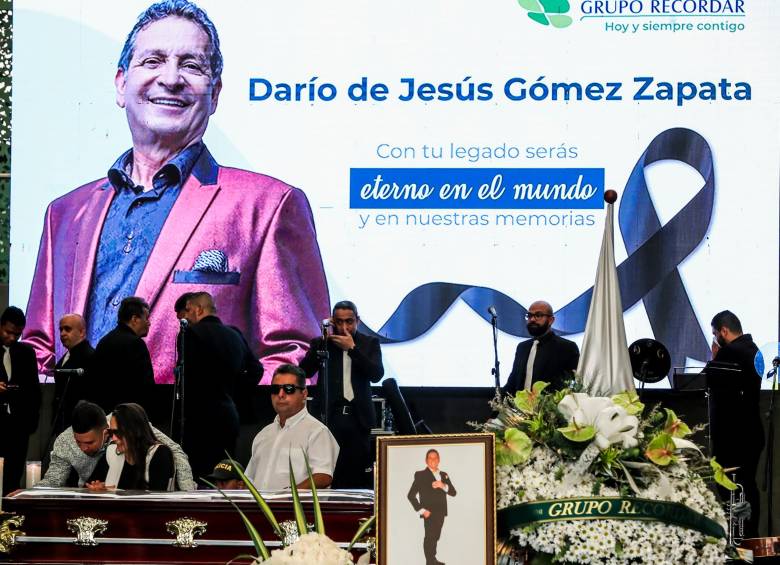 Catalina Gómez, hija de Darío, tomó la vocería de la familia para agradecer el cariño. FOTO Jaime Pérez