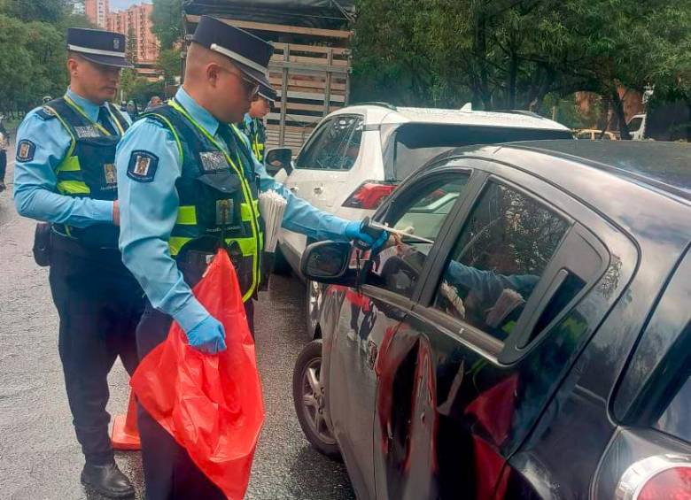 Los agentes de la Secretaría de Movilidad de Medellín están realizando, tanto de día como de noche, operativos de embriaguez en los corredores estratégicos de la ciudad. FOTO: Cortesía