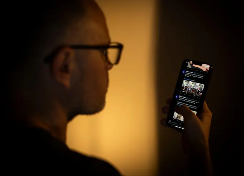 Los usuarios invierten cerca de 62 minutos diarios deslizando la pantalla de sus teléfonos, según un reciente informe de OnePlus. FOTO: GETTY.