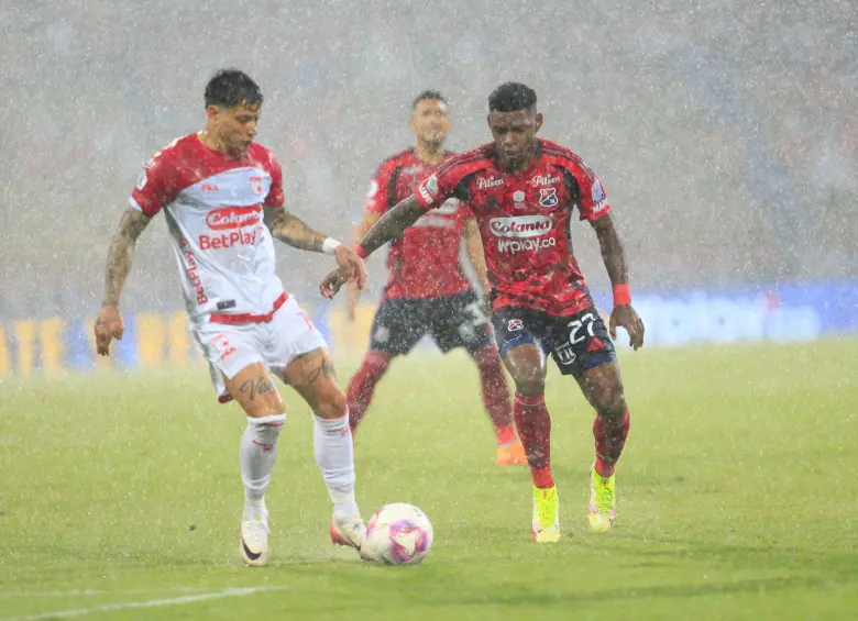 Independiente Medellín empató en el Atanasio frente a Santa Fe, y es el nuevo líder de la Liga BetPlay. Foto: Camilo Suárez.