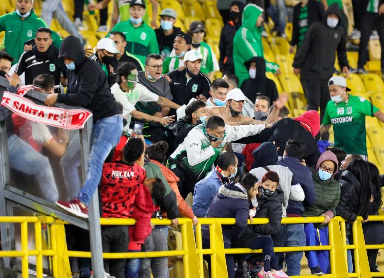 Ante el Comité Disciplinario de la Dimayor se solicitó que la hinchada de Atlético Nacional no entre a ningún estadio del país en calidad de visitante en lo que queda de este año. FOTOS Colprensa y Cortesía Alcaldía de Bogotá