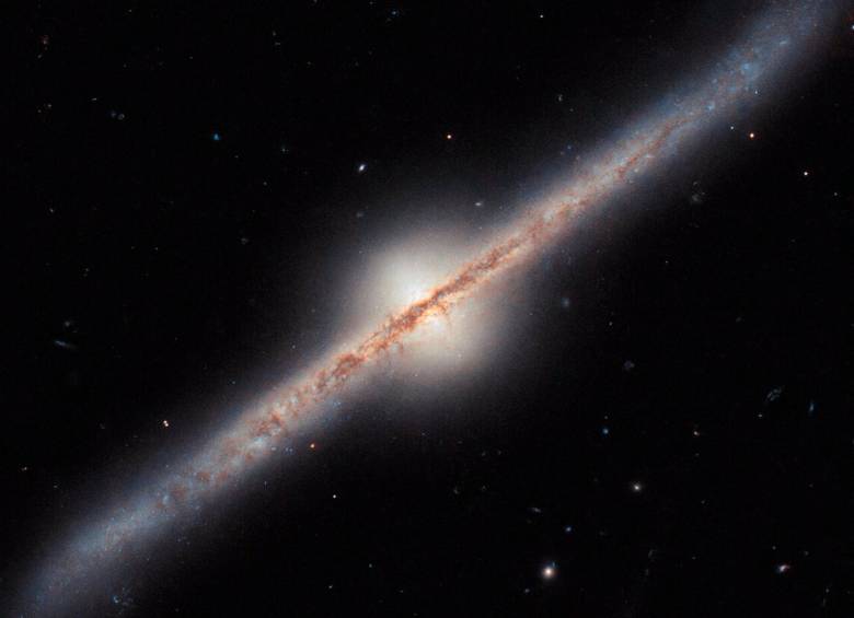 Galaxia UGC 10043, vista de lado por el telescopio espacial Hubble. Foto Cortesía Europa Press ESA/HUBBLE & NASA, R. WINDHORST, W. KEEL