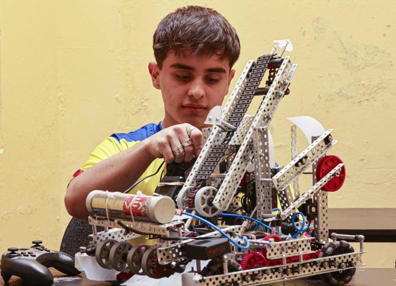 Juan José revisa el robot con el que resultó ganador en el torneo internacional de inicios del mes de diciembre de 2024. Foto: Manuel Saldarriaga Quintero.