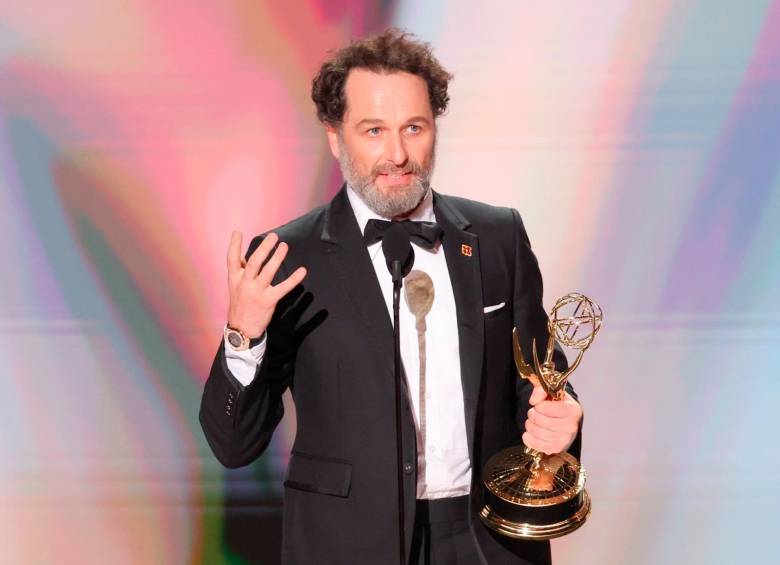 Matthew Rhys hizo historia al ganar dos premios en la noche en las categorías de actuación. FOTO Cortesía Getty