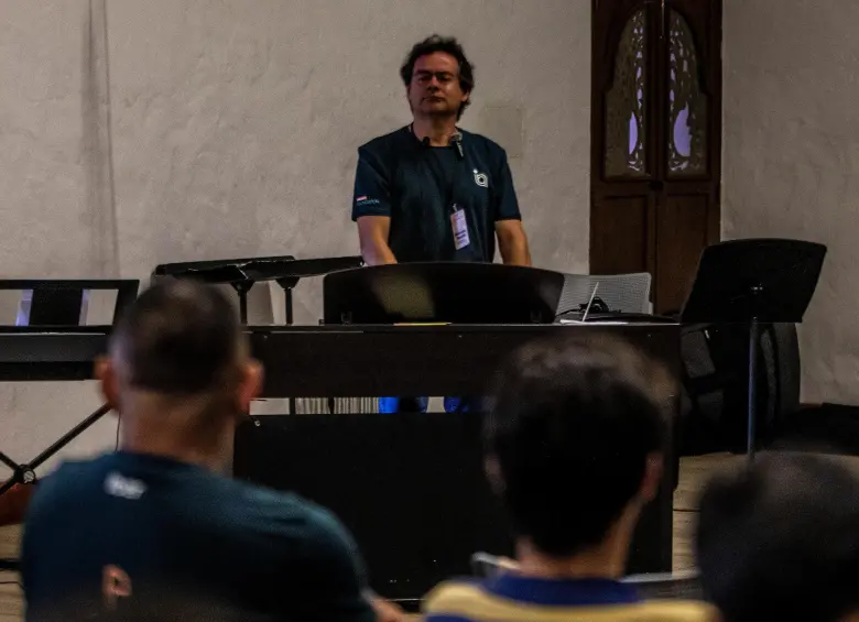 Alejandro Posada, referente de los directores sinfónicos colombianos, conversó con los profesores de música de Antioquia. FOTO julio herrera
