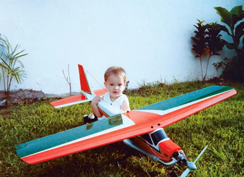 Desde pequeño, Santiago Ramírez Rubio se aficionó por el mundo de las aeronaves hasta trabajar en una división de Rolls Royce. FOTO Cortesía