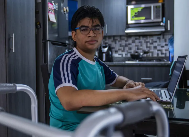Cuando Jerónimo se matriculó, recibió un computador portátil en comodato y conexión a internet para sus clases virtuales. Foto: Julio César Herrera Echeverri