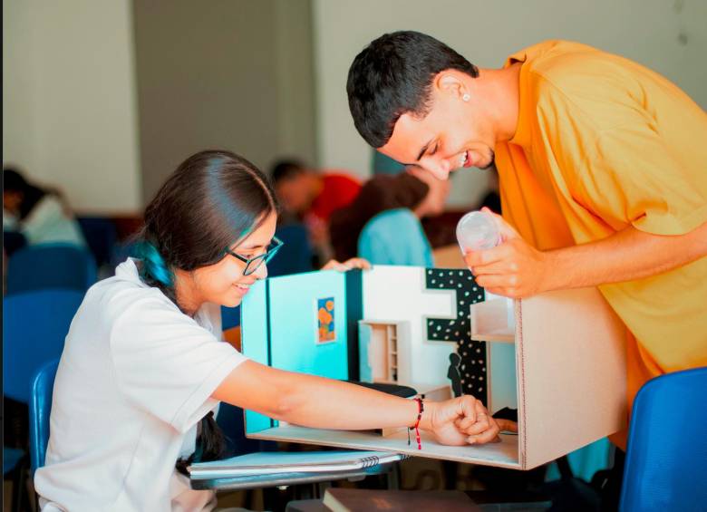 Para garantizar los recursos de Matrícula Cero, la Alcaldía de Medellín destinará 240.000 millones de pesos antes de 2027 y se buscará beneficiar a más de 108.000 estudiantes en ese tiempo. FOTO: CORTESÍA ALCALDÍA DE MEDELLÍN