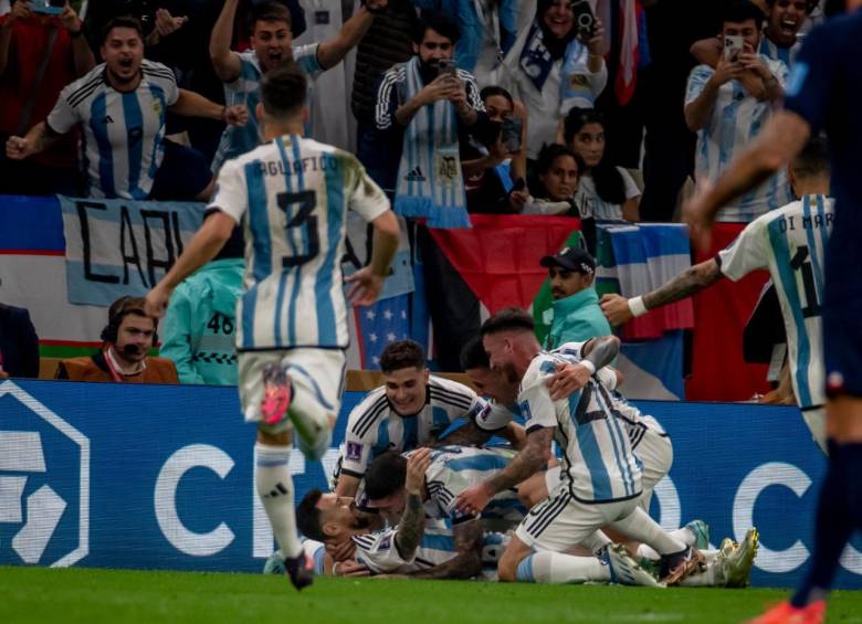 Con goles de Messi y de Di María la albiceleste le gana 2-0 a Francia al final del primer tiempo. FOTO: Juan Antonio Sánchez