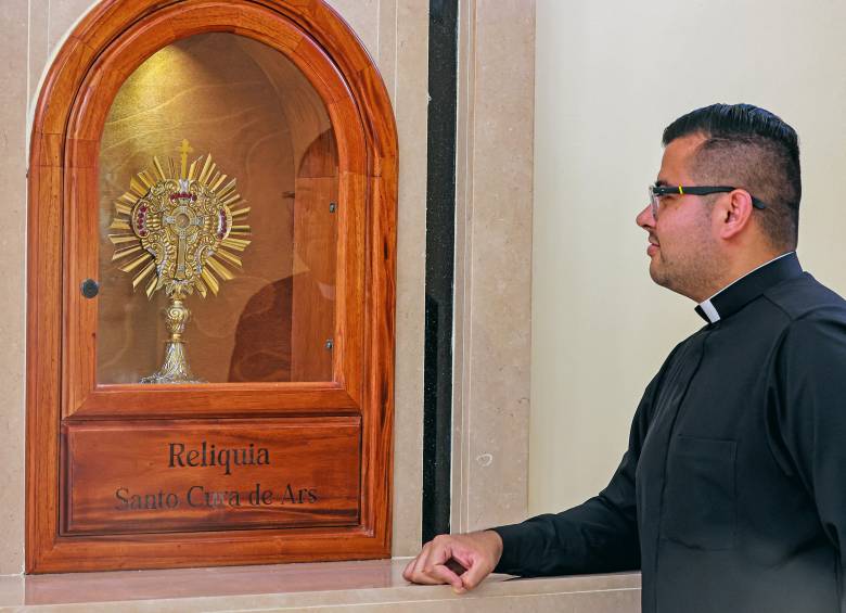 La reliquia está conservada y custodiada por el padre Juan Sebastián Henao, párroco de Cisneros. FOTO: MANUEL SALDARRIAGA