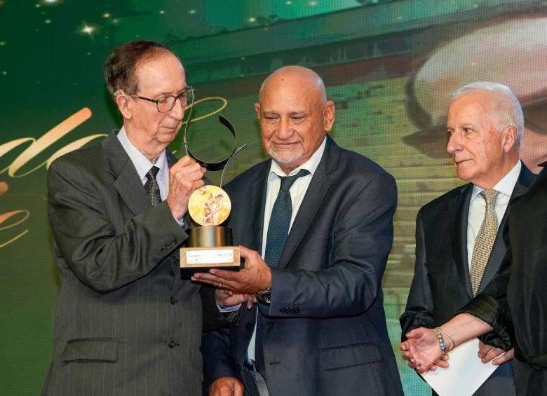 Javier Ríos (izquierda) y una distinción merecida por su contribución al desarrollo del ciclismo de Antioquia. En la imagen está acompañado por el periodista Anselmo “Chemo” Quiroz y el dirigente Baltazar Medina. FOTO CORTESÍA ACORD ANTIOQUIA