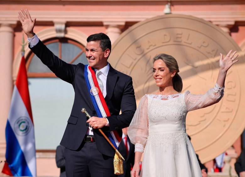 El presidente Santiago Peña y su esposa, la primera dama, Leticia Ocampos. FOTO: Tomada de Twitter @SantiPenap