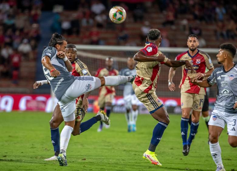 El encuentro fue un reflejo de lo que se vive en la Liga BetPlay: equipos con una notable vocación de ataque, pero con evidentes problemas en defensa. Foto: Juan Antonio Sánchez