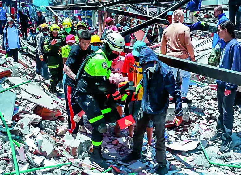 Estas brigadas de voluntarios anónimos del Parque La Libertad también se replicaron en barrios como Los Álamos y Lorena, donde más de 200 personas se concentraron en dos puntos, buscando a quienes quedaron atrapados entre los escombros. FOTO Manuel Saldarriaga. 
