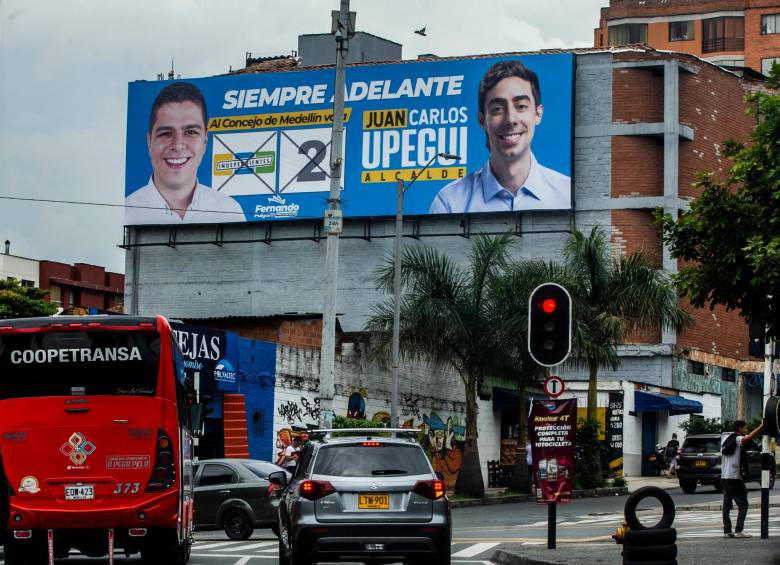 Excandidatos, se les olvidó recoger la publicidad que regaron en Medellín