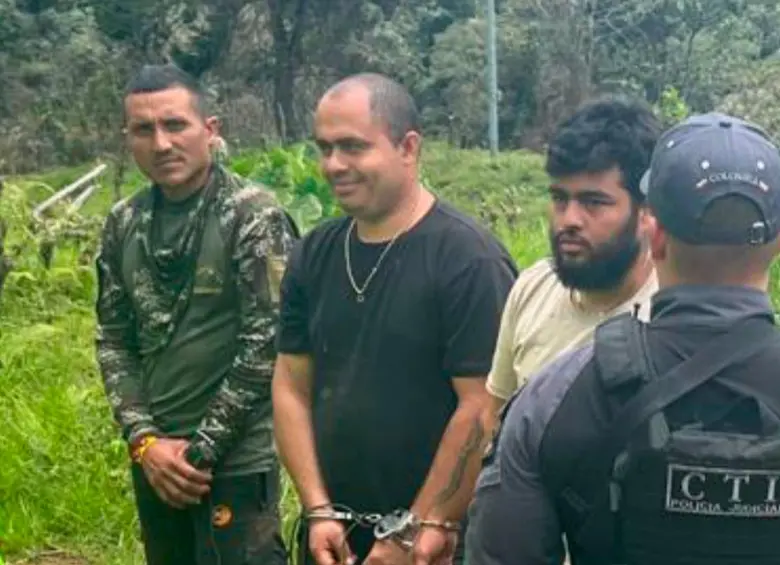 Jesús María Restrepo Borja, alias Darlison (centro de negro) es señalado de comandar la expansión de las disidencias de Calarcá por el Suroeste de Antioquia y Chocó. FOTO CORTESÍA 