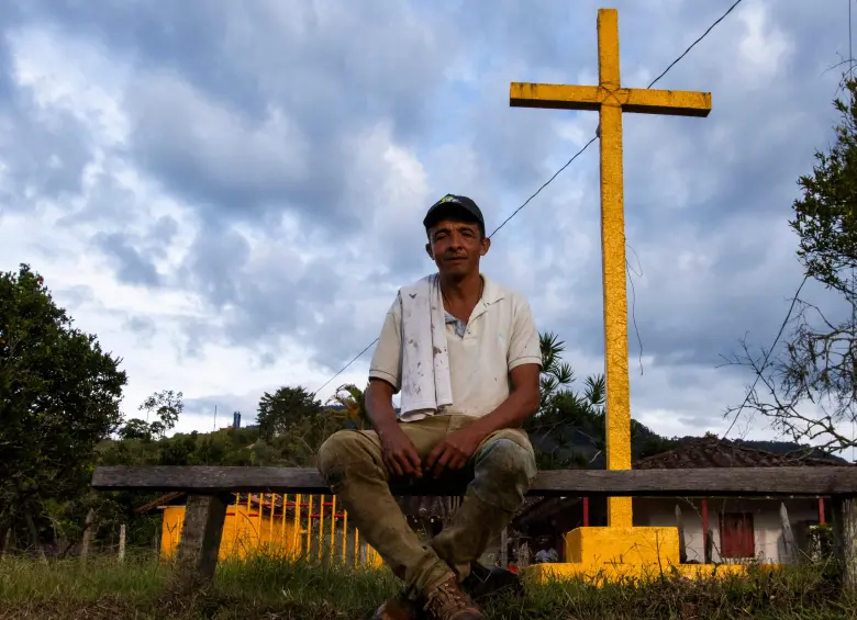 Mauricio Londoño era andariego como recolector de café, pero vive en Jericó hace 26 años. Ahora administra una finca de café y plátano en Palocabildo. Tiene una hija de 16 años y un hijo de 12. FOTO JULIO CÉSAR HERRERA