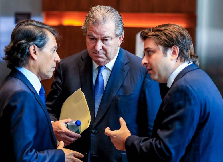 El banquero, Jaime Gilinski (centro), participó en la asamblea de accionistas de Sura. A la derecha, su hijo Gabriel; y Jairo González, vicepresidente y secretario general de Nutresa. FOTO Jaime Pérez