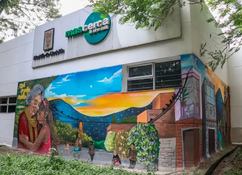 El mural Más cerca de ti, de la artista Morfe, retrata un paisaje urbano cotidiano e incorpora una zarigüeya, especie frecuente en La Floresta. FOTO cortesía Alcaldía de Medellín