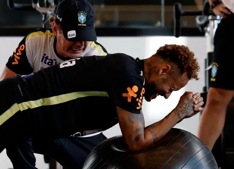 Neymar sigue en etapa de recuperación para poder jugar con Brasil el Mundial de Norteamérica. FOTO X-@CBF_Futebol