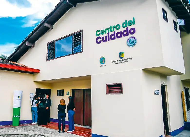 Según los cálculos del Dane, las mujeres invierten 7 horas y 44 minutos diarios al trabajo no remunerado en el hogar. FOTO: Cortesía