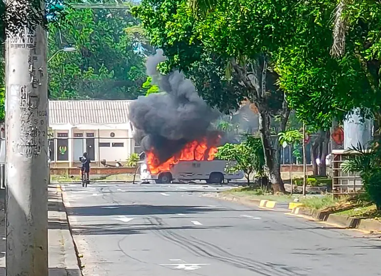 Así quedó el bus que al parecer fue empleado por los terroristas para el ataque contra el batallón, en Cali. FOTO: CORTESÍA @personeriacali.
