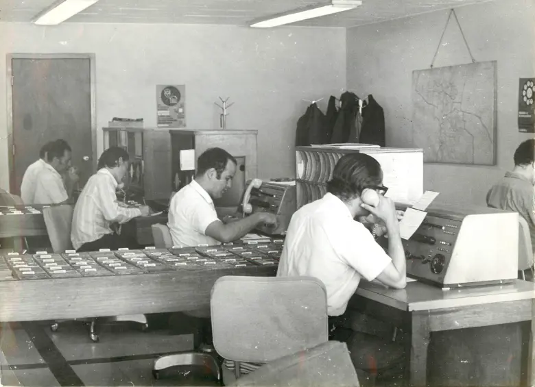 Los telefonistas en una central fueron esenciales para las comunicaciones, hasta finales del siglo pasado. FOTO EL COLOMBIANO