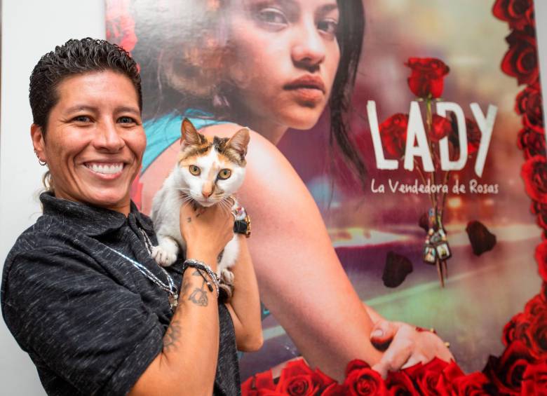 Lady Tabares acompañada de su gata Pily. FOTO Esneyder Gutiérrez