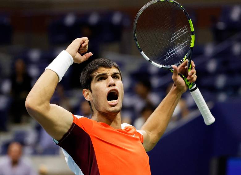 El español Carlos Alcaraz celebra su victoria ante Marin Cilic y avanzó a los cuartos de final del US Open. FOTO EFE 