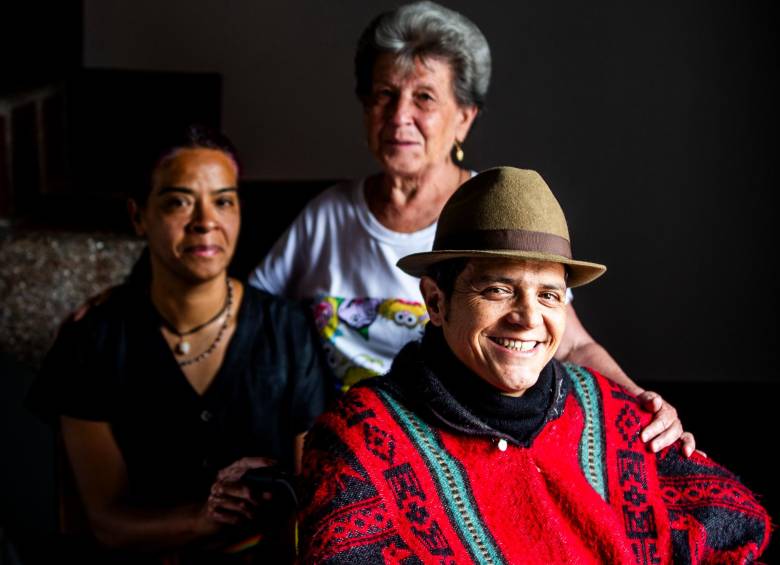 Zamira Soto, Cándida Alzate y Santiago Gaviria enfrentan a diario el proceso de recuperación de él. Santiago y Zamira son los responsables de Chagra de Vida, una huerta agroecológica. FOTO julio césar herrera.