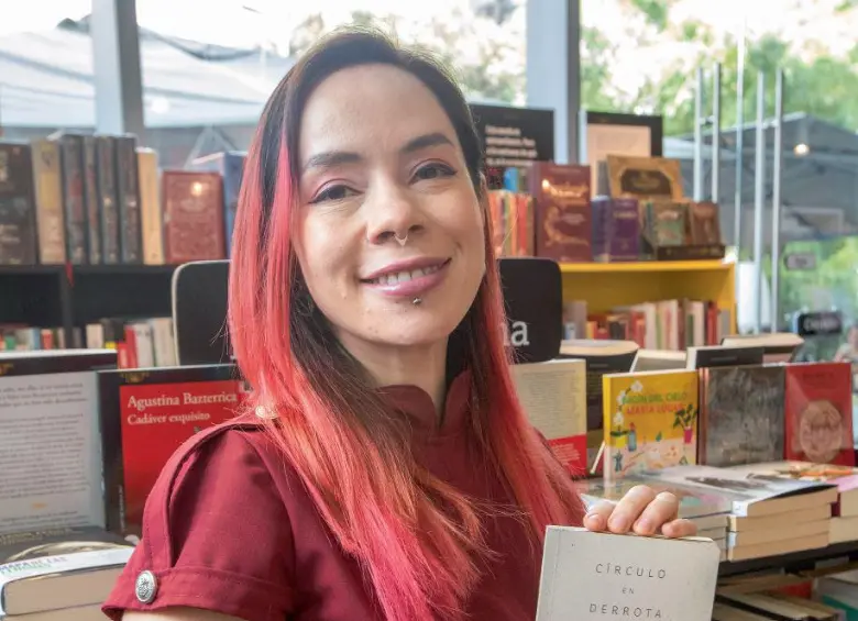 Yenny León explora en Círculo en derrota los vínculos ocultos entre cien-cia, mística y poesía, trazando un diálogo imaginario con Kepler desde el lenguaje del asombro. FOTO: Esneyder Gutiérrez