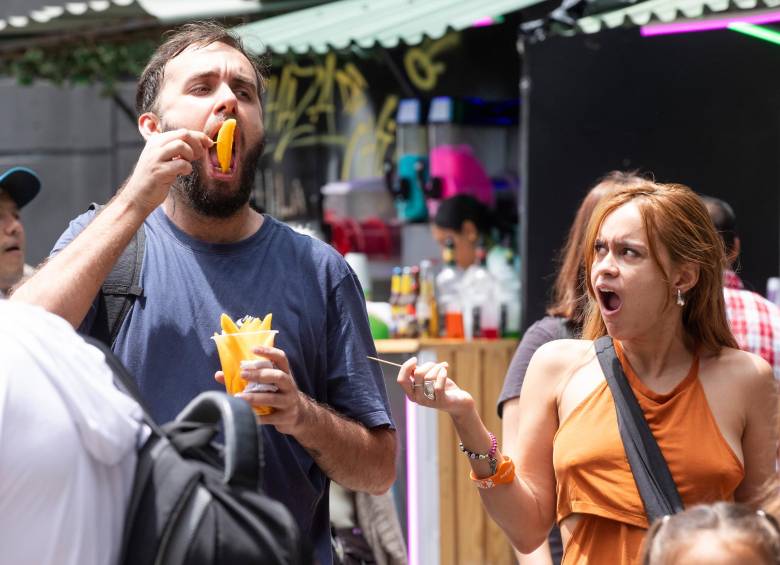Uno de los principales intereses de quienes pagan por comida callejera es conocer gente nueva. FOTOS: ESNEYDER GUTIÉRREZ