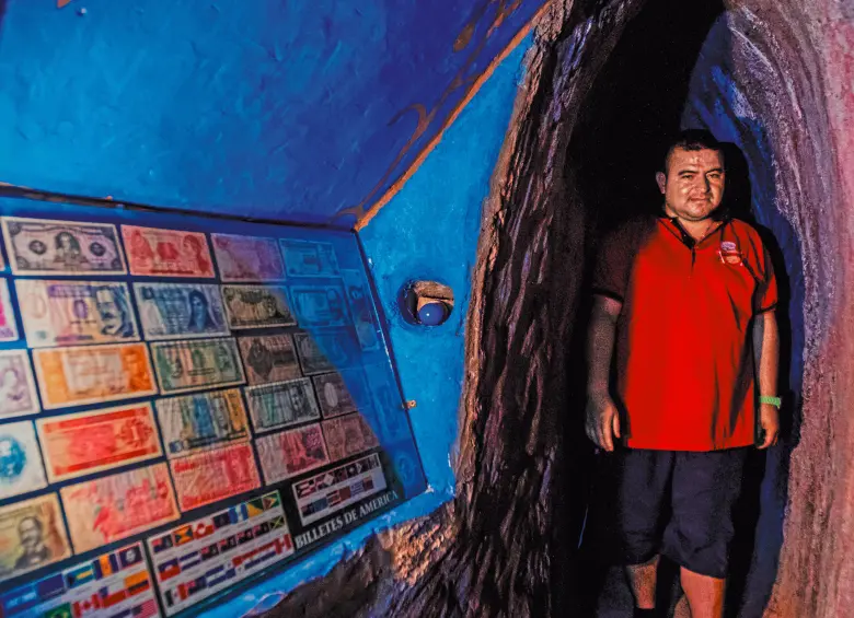 Estos son algunos de los billetes exóticos que se pueden observar en esta cueva ubicada en Cocorná, Antioquia. FOTO JULIO CÉSAR HERRERA