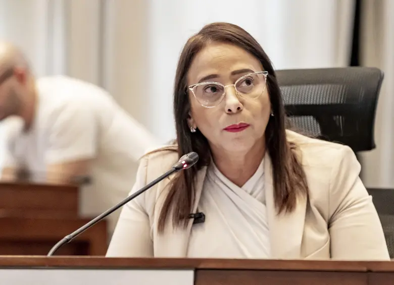 Claudia Carrasquilla Minamí se despidió este miércoles del Concejo de Medellín para tomar rumbo al gobierno de Abelardo de la Espriella como viceministra de Defensa. FOTO: JAIME PÉREZ
