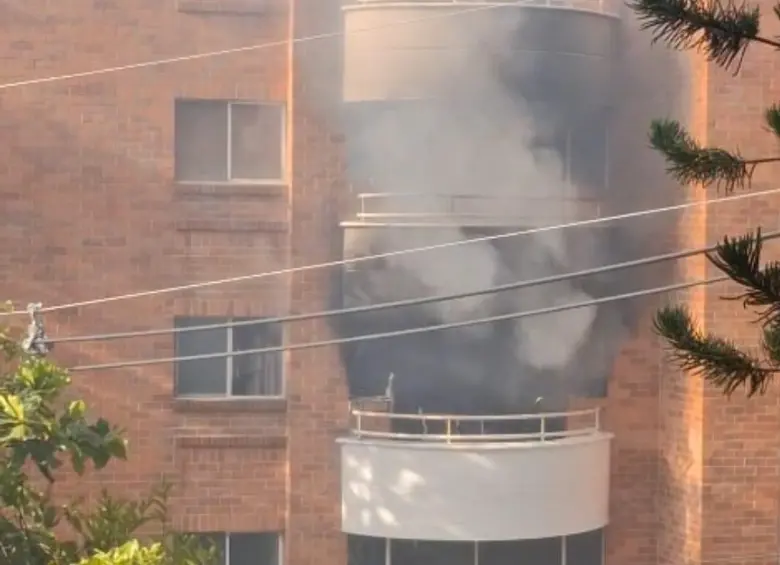 La conflagración ocurre en un apartamento del sector La Visitación, en El Poblado. Hasta el momento no se reportan víctimas. Foto: Cortesía