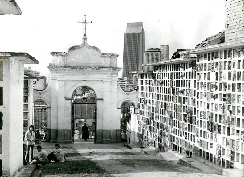 Palomas, grafitis y ausencia de muertos integran el semblante del cementerio, 193 años después de su fundación. FOTO Jaime Pérez