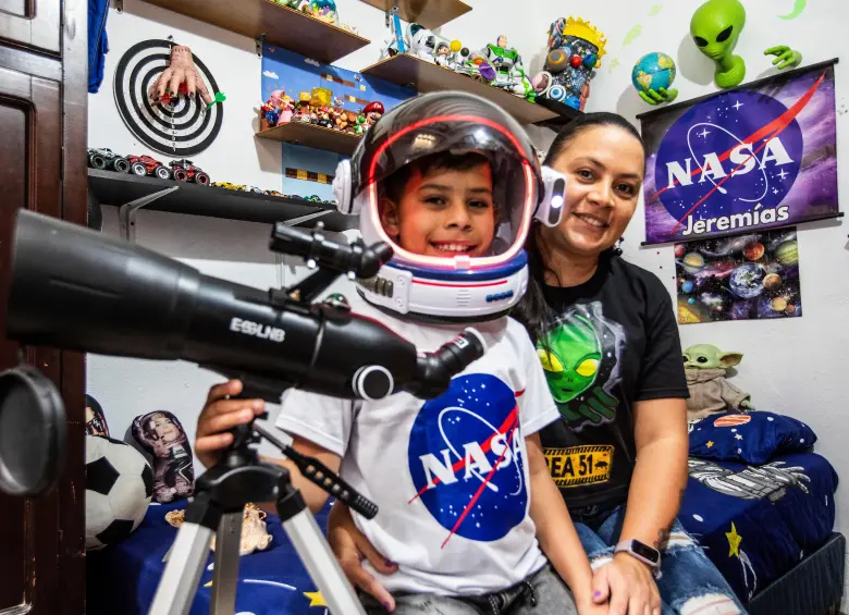 Jeremías Ramírez y su mamá Yurany Guerra esperan la aprobación de la visa estadounidense para que el niño conozca la Nasa. FOTO julio herrera.