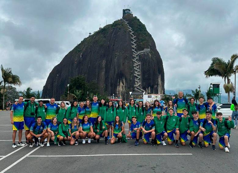 La delegación de la Liga de Handball del Estado de Sao Paulo, durante su visita a la Piedra de El Peñol, en Guatapé. FOTO cortesía Lhesp