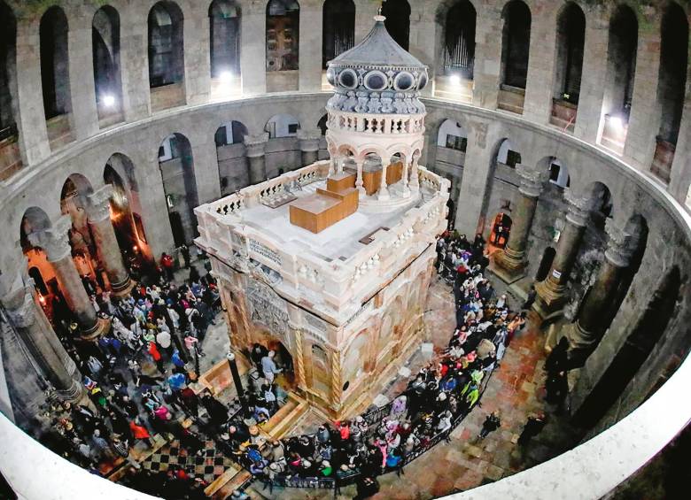 A la izquierda, la vista del edificio que contiene el Santo Sepulcro, tradicionalmente considerado el lugar de entierro de Jesucristo, en la Ciudad Vieja de Jerusalén. A la derecha, representación gráfica de la Resurrección. FOTO GETTY y sstock.