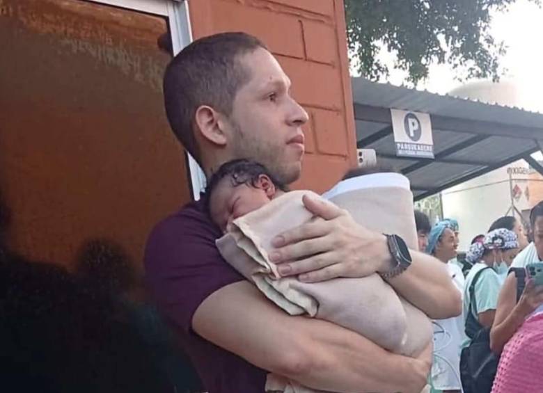 El relato del pediatra que se convirtió en un héroe tras el terremoto de magnitud 7,4 en Colombia. FOTO: Tomada de redes sociales.