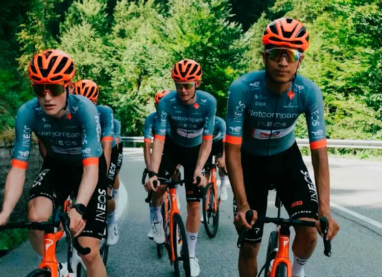 Juan Diego Quintero (derecha), quien fue campeón de la Vuelta del Porvenir en 2023, ya viste los colores del Ineos y afrontará en Francia uno de los grandes retos de su joven carrera. FOTO INSTRAGRAM QUINTERO