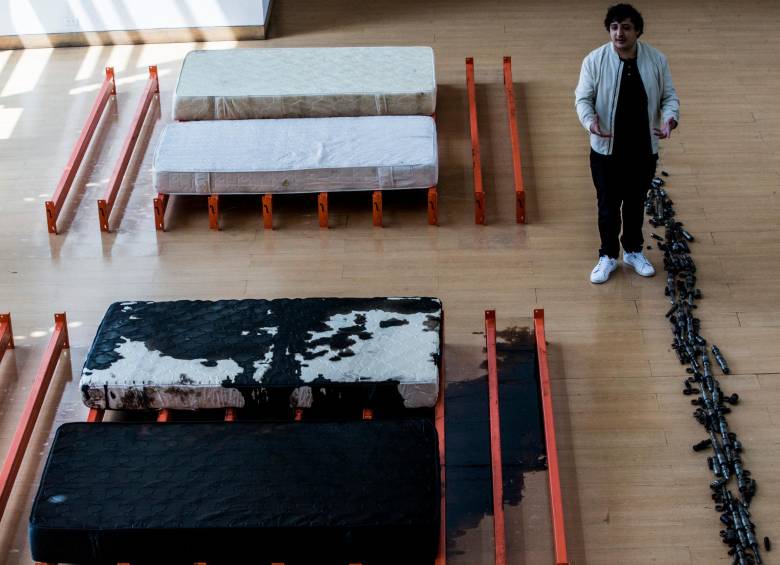 Camilo Franco desde 2018 investiga sobre las personas vinculadas a la industria petrolera y lo traduce en muestras de arte. FOTO Julio César Herrera 