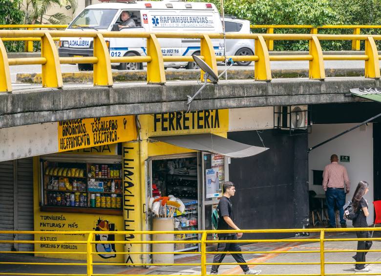 Comerciantes de los bajos de La Aguacatala defienden que actuaron “de buena fe” y que el problema es de la Alcaldía con la persona que firmó el contrato principal. FOTO: CAMILO SUÁREZ
