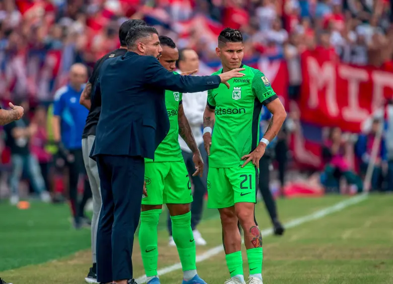 El técnico Javier Gandolfi en uno de los partidos de Liga conversando con Andrés Sarmiento y Jorman Campuzano. FOTO JUAN ANTONIO SÁNCHEZ