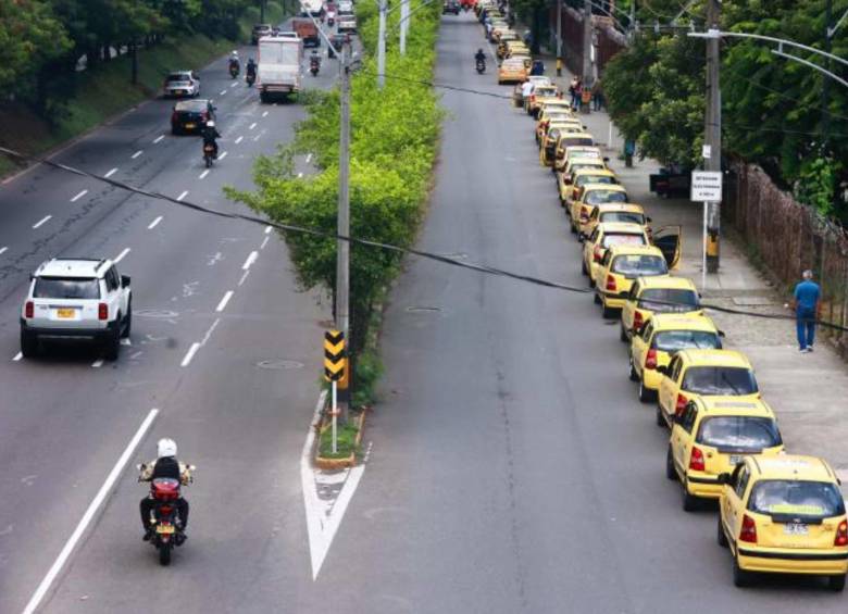 Más de 8.200 taxis apoyarán las inspecciones de viviendas tras el terremoto en Medellín. FOTO: MANUEL SALDARRIAGA