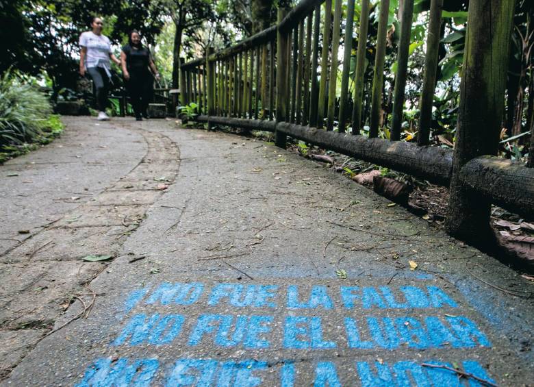 El parque lineal de Las Brisas luce varios mensajes de prevención y protesta contra las agresiones sexuales. FOTO Julio César Herrera