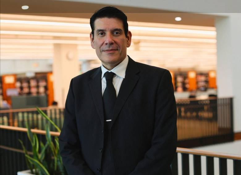 Mauricio Gaona es un abogado colombiano que vive en Estados Unidos desde hace más de veinte año, hijo de magistrado Manuel Gaona, quien fue asesinado por el M-19 en la toma al Palacio de Justicia. 